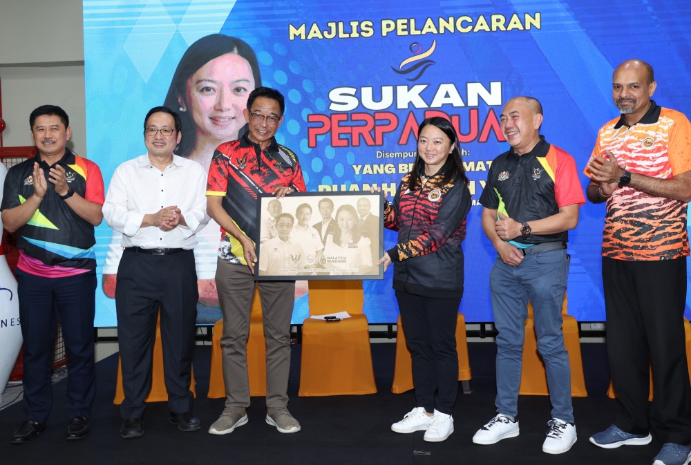 Youth and Sports Minister Hannah Yeoh (third right) presenting souvenirs to the Sarawak Minister of Tourism, Creative Industries and Performing Arts and Youth and Sports Minister Datuk Seri Abdul Karim Rahman Hamzah (third, left), in Kuching, November 18, 2023. — Bernama pic
