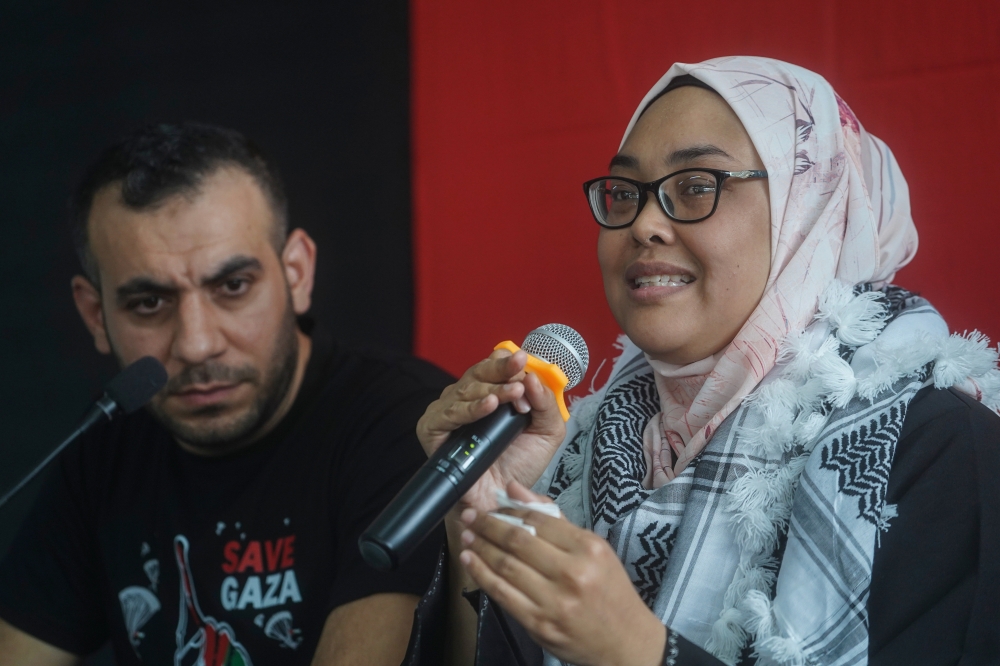 Malaysian Nurul Ain Haron (right) and her husband Mohamed AM Shaat are seen during a press conference at Surau Al-Mukarammah in Kuala Lumpur November 18, 2023. — Bernama pic