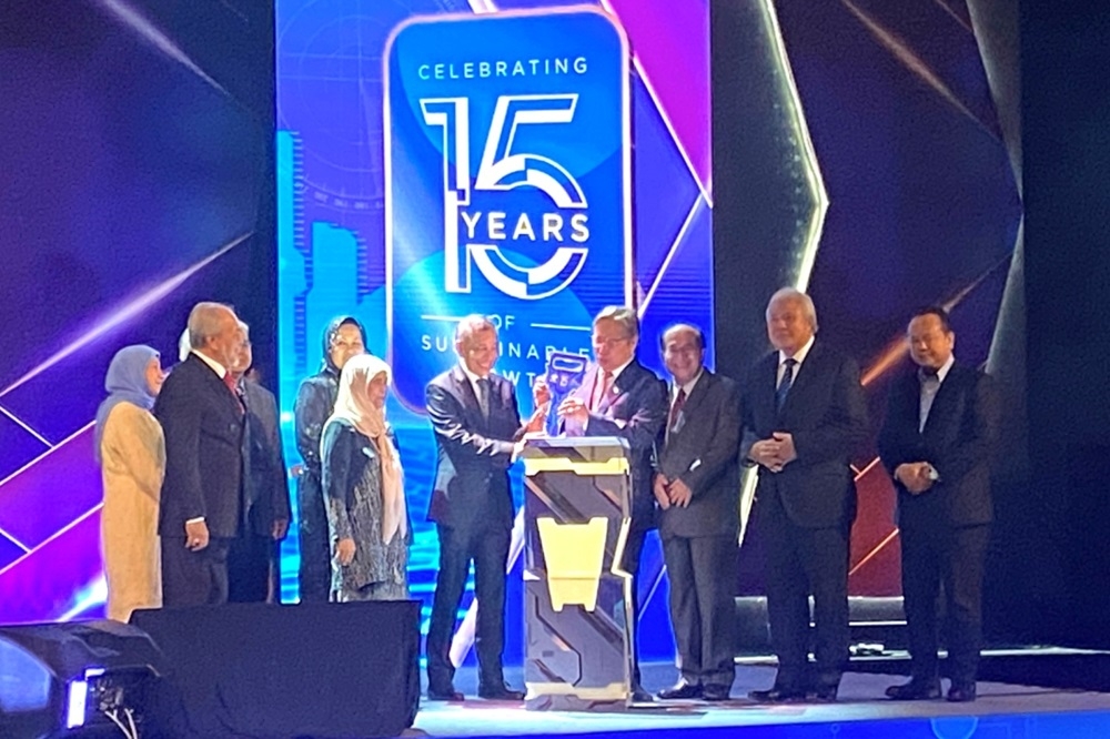 Sarawak Premier Tan Sri Abang Johari Openg (4th right) officiates at SCORE’s 15th anniversary gala dinner. Also present are (from right) Works Minister Datuk Seri Alexander Nanta Linggi, Deputy Premier Datuk Amar Awang Tengah Ali Hasan, Deputy Premier Datuk Amar Douglas Uggah Embas, Recoda CEO Ismawi Ismuni, (from left) Women, Family and Community Development Minister Datuk Seri Nancy Shukri and Sarawak state Legislative Assembly Speaker Tan Sri Mohamad Asfia Awang Nassar. — Borneo Post pic