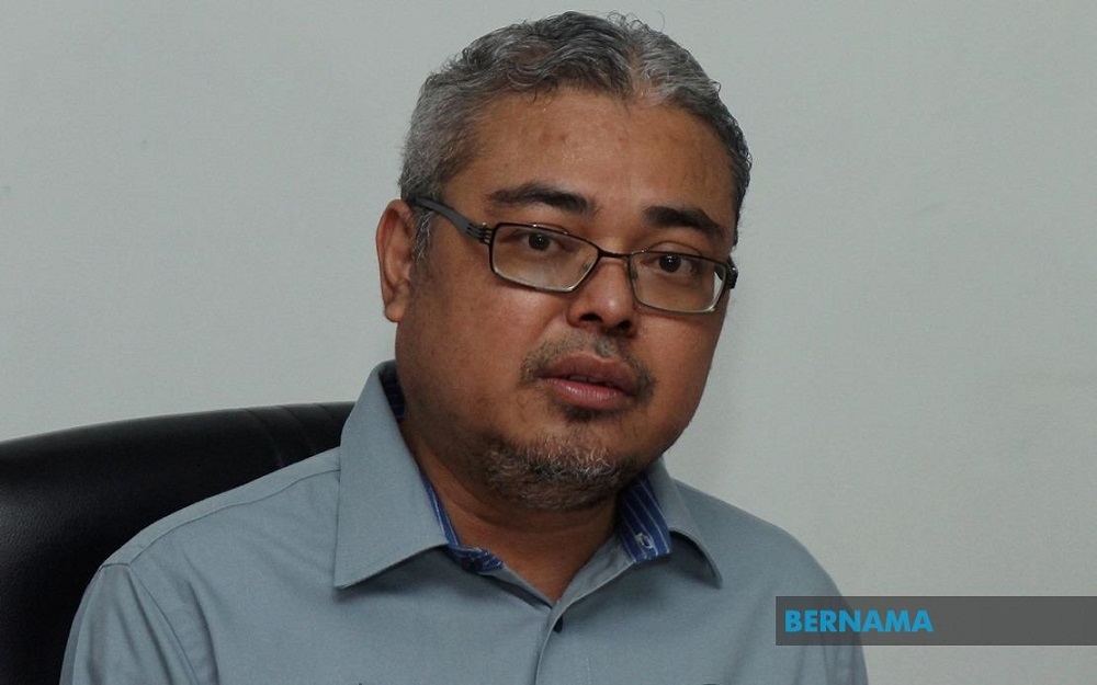 Ipoh Mayor Datuk Rumaizi Baharin said the Ipoh City Council aims to fully install 36 integrated smart lampposts (smart poles) that will work towards expanding the 5G technology network, by 2027 at the latest. — Picture via Twitter/Bernama