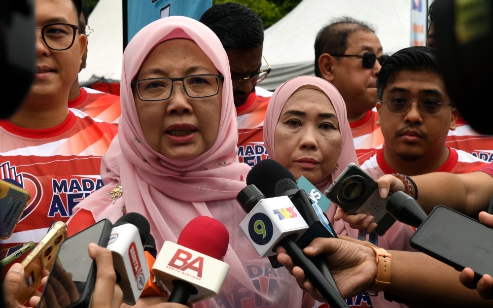 Health Minister Dr Zaliha Mustafa has reportedly given her assurance the delayed new anti-smoking law would be tabled in the current Parliament session before its conclusion on November 30. — Bernama pic