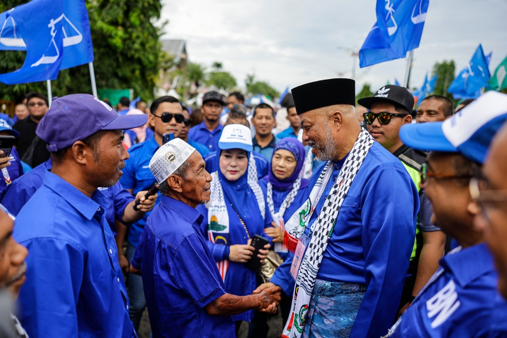 Barisan Nasional (BN), in an effort to win the seat, is fielding a former Chief of Defence Forces General (Rtd) Tan Sri Raja Mohamed Affandi Raja Mohamed Noor as its candidate, while PAS candidate is Menteri Besar Datuk Seri Dr Ahmad Samsuri Mokhtar. — Bernama pic