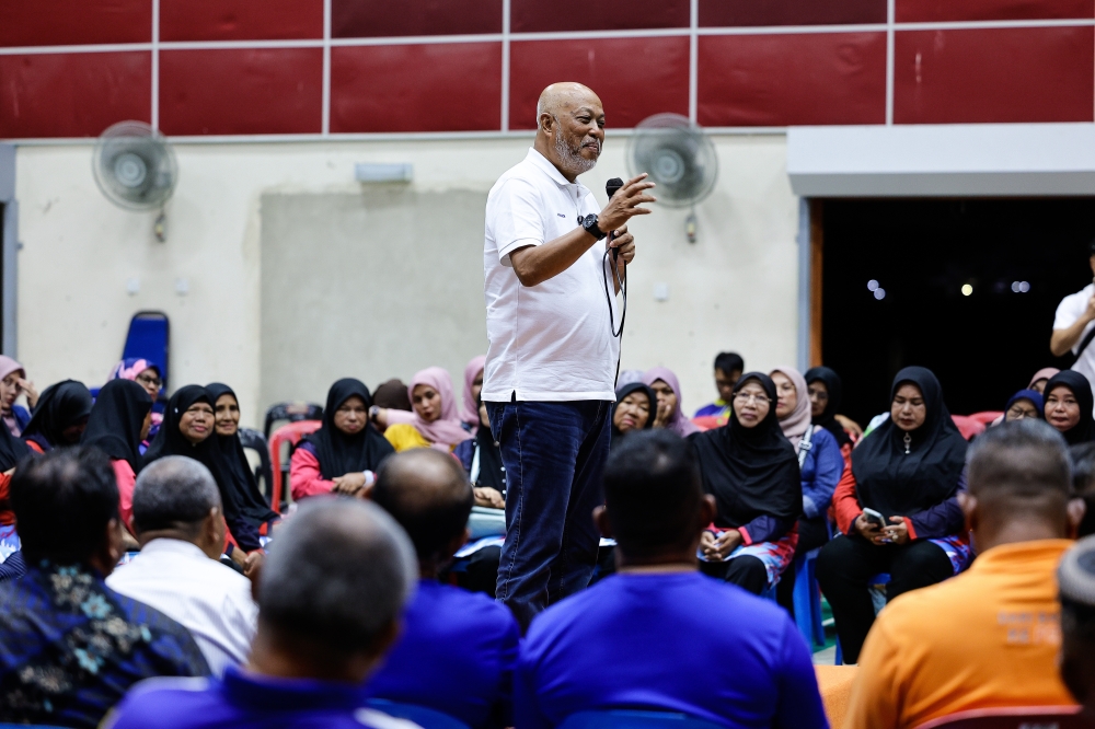 Barisan Nasional (BN) candidate General (Rtd) Tan Sri Raja Mohamed Affandi Raja Mohamed Noor on his campaign for the Kemaman parliamentary by-election. — Bernama pic