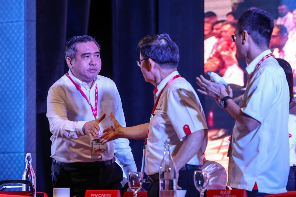 DAP secretary-general Anthony Loke Siew Fook shakes hands with Penang Chief Minister Chow Kon Yeow at the Penang DAP 2023 annual convention in George Town November 19, 2023. — Bernama pic