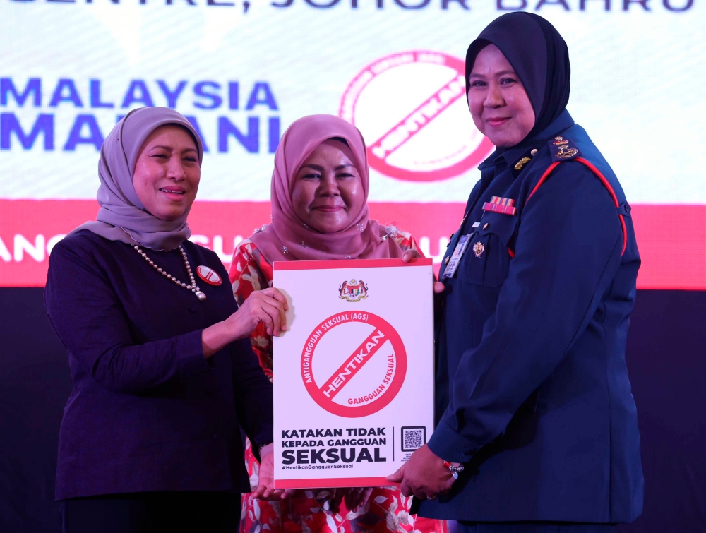 Women, Family and Community Development (KPWKM) Minister Datuk Seri Nancy Shukri (left) hands over the Anti-Sexual Harassment Advocacy Notice to Johor Fire and Rescue Department director Siti Rohani Nadir (right) at the anti-sexual harassment advocacy roadshow programme at the Johor Persada International Convention Centre November 19, 2023. — Bernama pic