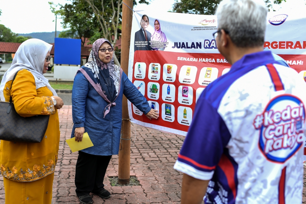 Domestic Trade and Cost of Living deputy minister Fuziah Salleh (centre) looks at prices of goods at the National Youth Skills Institute in Jitra November 19, 2023. — Bernama pic
