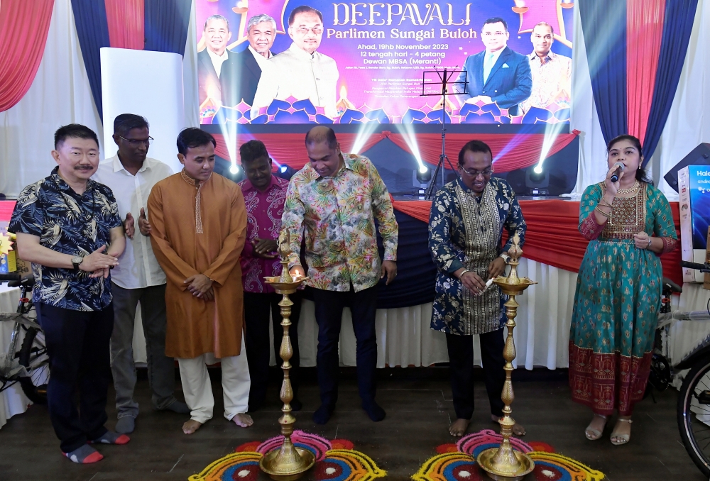 Mitra’s Special Task Force Committee chairman Datuk R. Ramanan (3rd right) attends the Sungai Buloh parliamentary constituency’s Deepavali Open House November 19, 2023. — Bernama pic
