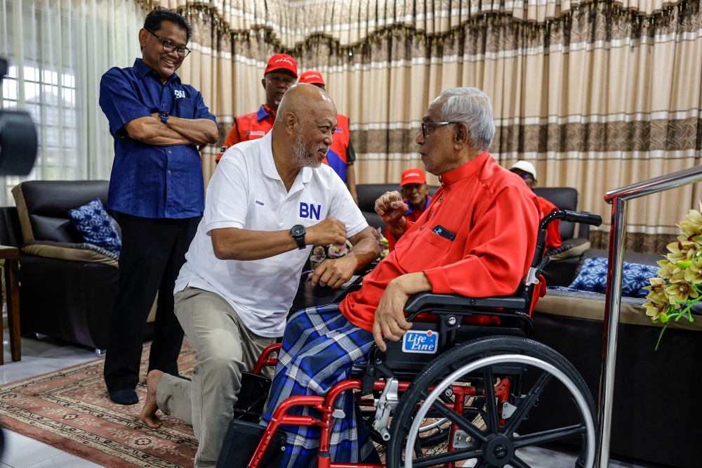 Barisan Nasional candidate for the Kemaman by-election Gen (R) Tan Sri Raja Mohamed Affandi Raja Mohamed Noor (2nd left) meets former Kemasik assemblyman Datuk Abu Bakar Ali (right) at the latter’s residence in Kampung Baru Kerteh, Kemaman November 19, 2023. — Bernama pic 