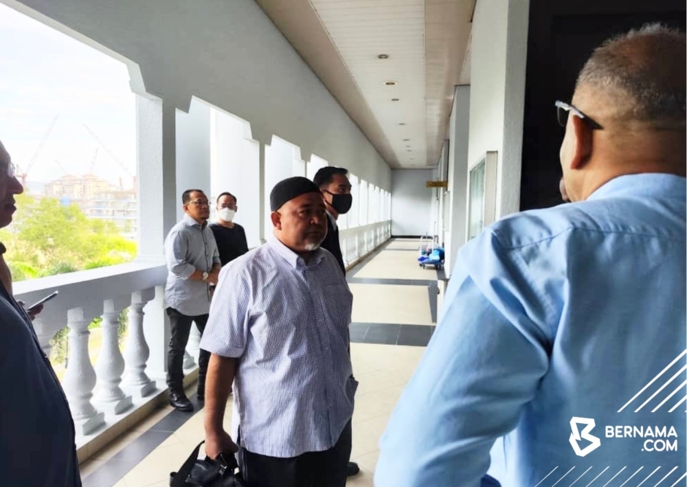 Mohamad Hilmi Abdul Wahab arrives at the Sessions Court in Kuala Lumpur November 20, 2023. — Bernama pic