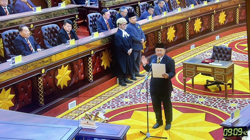 Iskandar takes his oath of office during the DUN sitting today. — Borneo Post Online pic