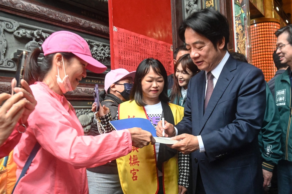 Taiwan’s presidential frontrunner Vice President Lai Ching-te said today he had picked the island’s former envoy to the United States as his running mate in January’s election. — AFP pic