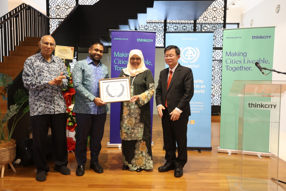 Think City managing director Hamdan Abdul Majeed (2nd left) receiving the UN-Habitat Special Citation Award from United Nations under-secretary-general and UN-Habitat executive director Datuk Seri Paduka Maimunah Mohd Sharif. Flanking them are Datuk Seri Anwar Fazal, chairman of Think City’s board, and Chief Minister Chow Kon Yeow. — Picture by Opalyn Mok 