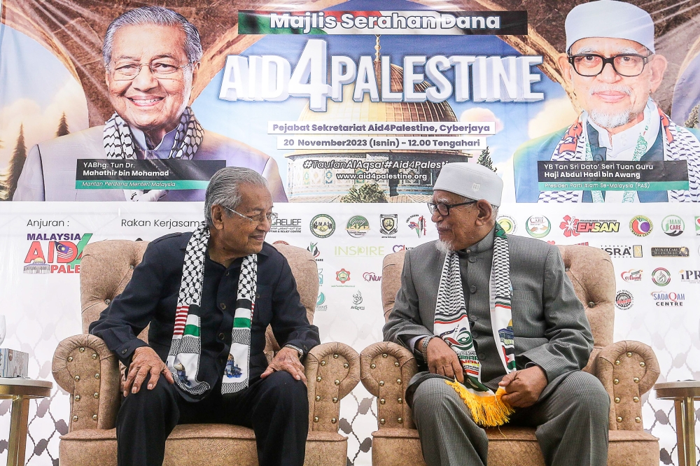 Former prime minister Tun Mahathir Mohamad and PAS president Tan Sri Abdul Hadi Awang before the start of the Aid4Palestine fund presentation ceremony in Cyberjaya, November 20, 2023. — Picture by Sayuti Zainudin