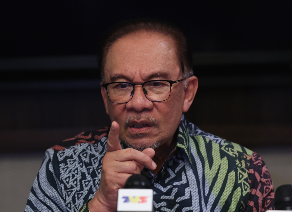 On March 3, Prime Minister Datuk Seri Anwar Ibrahim as the plaintiff filed a defamation suit against Pendang MP Datuk Awang Solahuddin Hashim  (defendant) over allegedly defamatory remarks made in the Parliament lobby when attending the Dewan Rakyat sitting on February 21. — Bernama pic  