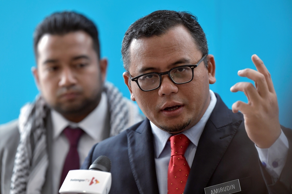 Selangor Menteri Besar Datuk Seri Amirudin Shari (right) speaking during a press conference at the Selangor State Assembly Building November 20, 2023. — Bernama pic