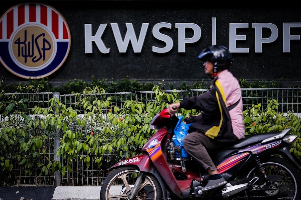 The Finance Ministry said that with savings less than RM10,000, EPF members are expected to have a retirement income of less than RM42 per month for a period of 20 years. — Picture by Hari Anggara 