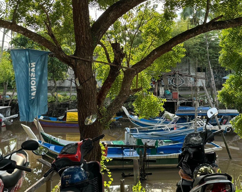 The unattractive ‘back lane’ of a local boutique hotel in Kampung Bohor Tempoyak, Jalan Pantai Cenang. — Picture by Josie Thong