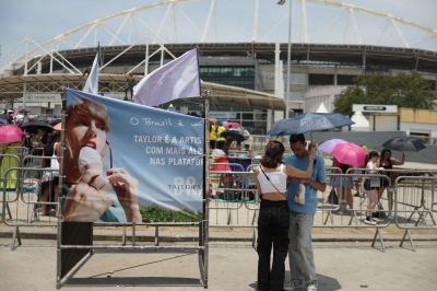 Taylor Swift fans gather for cooler Rio show after fan’s death 