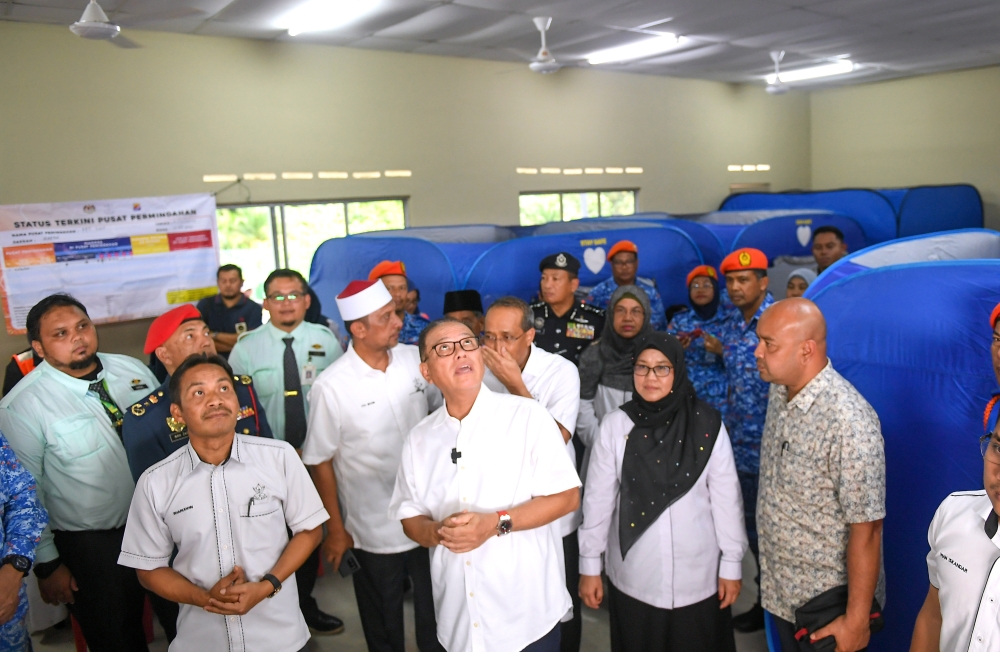Pahang Menteri Besar Datuk Seri Wan Rosdy Wan Ismail at the Kampung Luit permanent relief centre in Maran, November 21, 2023. — Bernama pic    