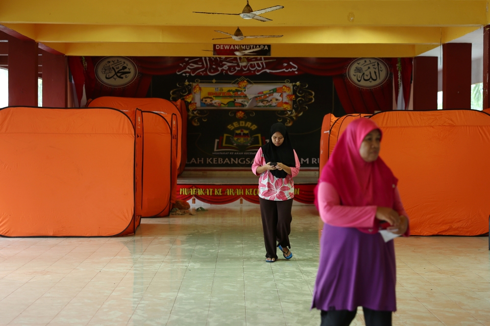 Sekolah Kebangsaan Dalam Ru in Pasir Puteh is now a temporary relief centre after the first group of flood victims relocated there due to continuous rain since yesterday, November 21, 2023. — Bernama pic 