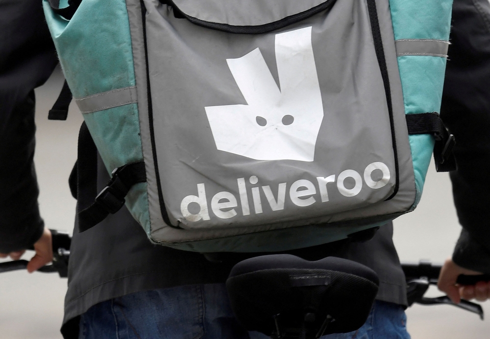 Deliveroo’s riders cannot be represented by a trade union for the purposes of collective bargaining, the UK’s Supreme Court ruled today. — Reuters pic