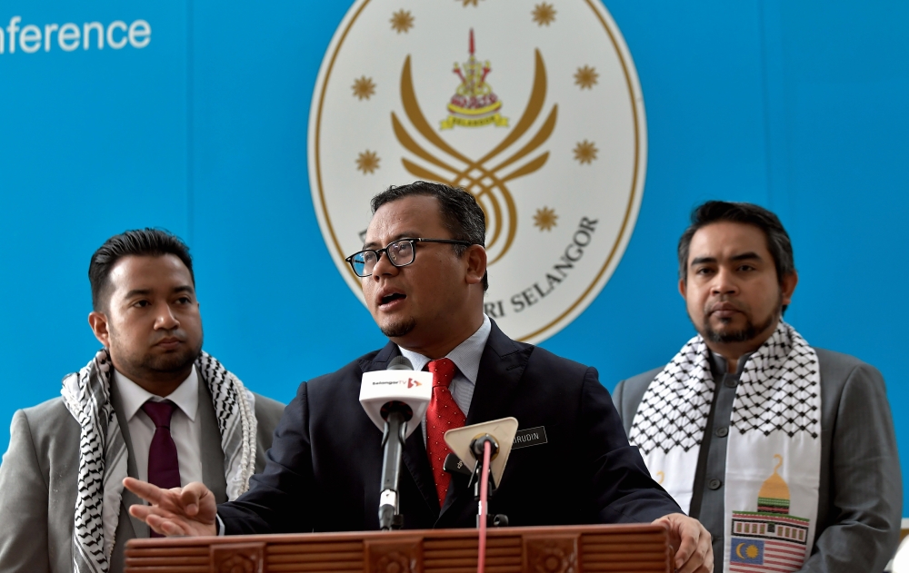 Selangor Menteri Besar Datuk Seri Amirudin Shari said state governments do not have the authority to approve increases in water tariffs as this matter needs to be brought to the ministerial level (Ministry of Natural Resources, Environment and Climate Change) even though there is a need to do so. — Bernama pic