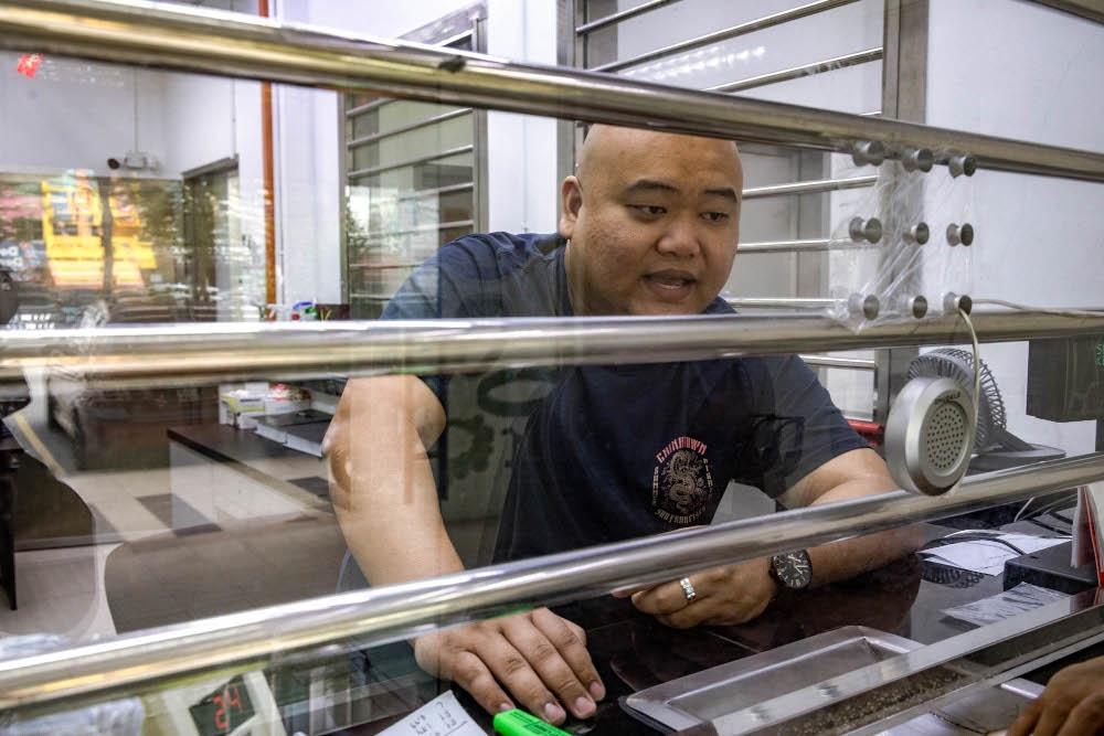 Rasom Teh, a pawn shop worker in Padang Jawa, Shah Alam, says the number of customers swelled to 800 from an average of 600 the month before Deepavali. — Picture by Firdaus Latiff