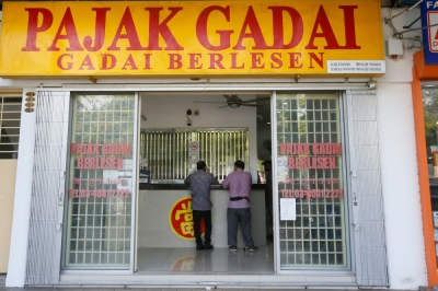 As gold prices rise, Malaysians turn to pawn shops for fast cash to cope with diminishing savings - Vimarsana News