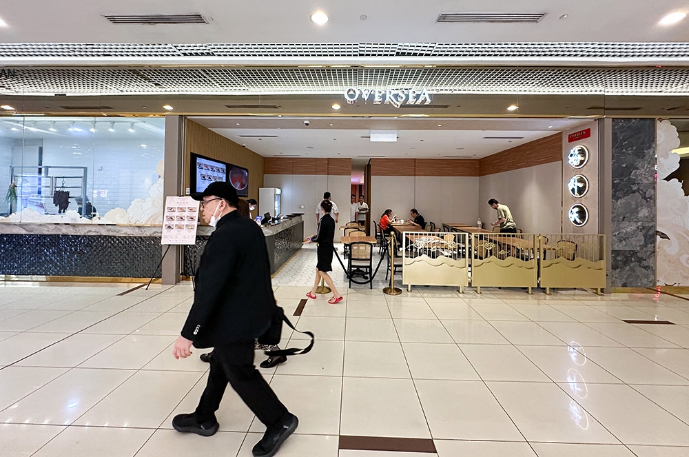 The eatery opposite Uniqlo's side entrance and at the walkway to the hotel is designed to be a place to eat and go quickly.