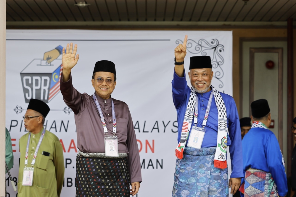 Candidates for the Kemaman by-election, Barisan Nasional’s Tan Sri Raja Mohamed Affandi Raja Mohamed Noor (right) and PAS’ Datuk Seri Ahmad Samsuri Mokhtar, pose for a picture at the nomination centre at Dewan Berlian Utama in Kemaman November 18, 2023. — Bernama pic
