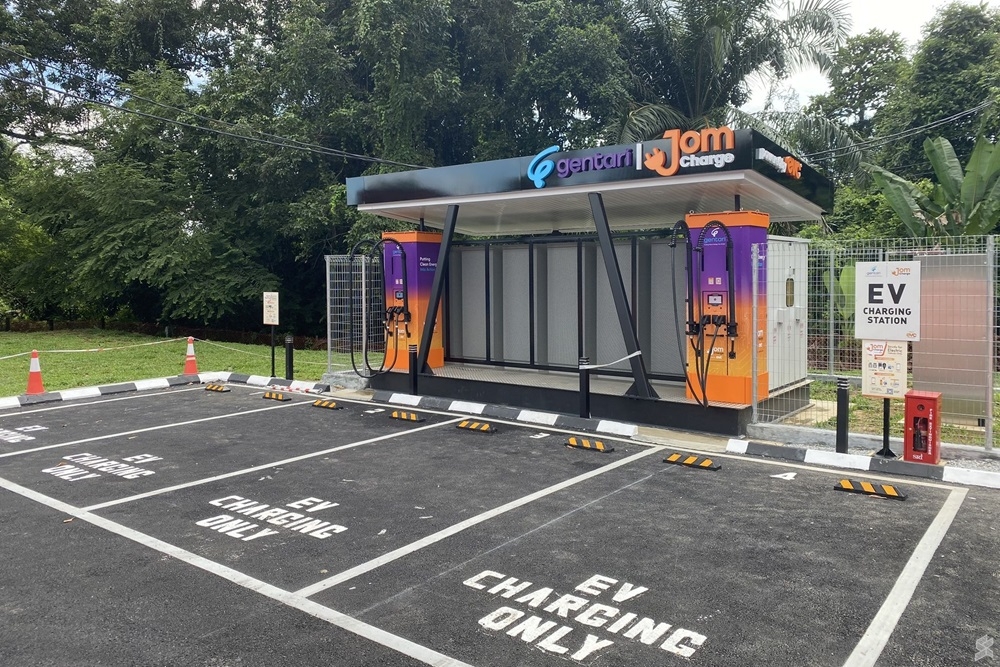 Gentari’s solar and battery-assisted DC charging station at Behrang Lay-by (Northbound) is now operational. — SoyaCincau pic 