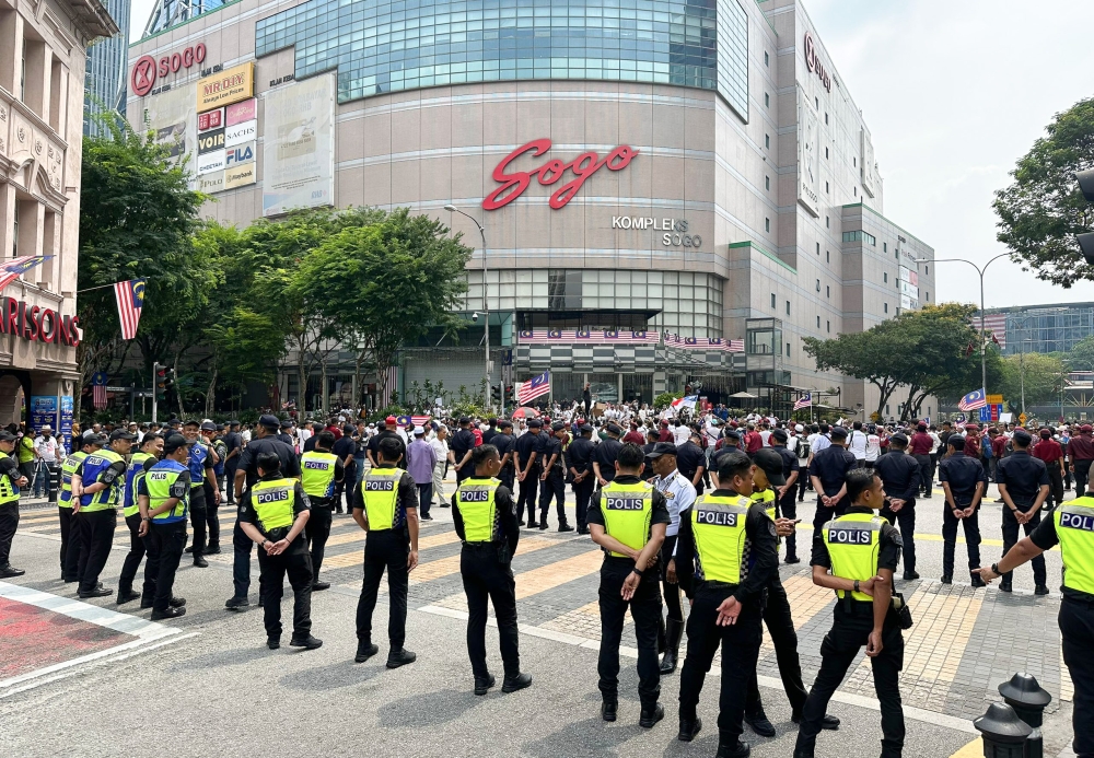 According to the report, the audit review found that PDRM had gradually handed over various types of old and worn-out weapons and accessories between October 5, 2012, and November 11, 2014. However, in October 2014, the company only delivered accessories worth RM1.16 million to PDRM. —  Picture by Shafwan Zaidon