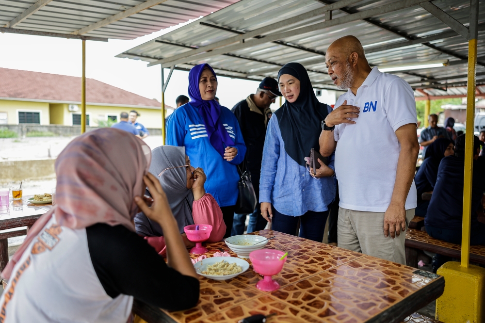 BN candidate for the Kemaman by-election General (Rtd) Tan Sri Raja Mohamed Affandi Raja Mohamed Noor (right) meets voters during a walkabout at Taman Gong Pauh in Kemaman November 22, 2023. — Bernama pic