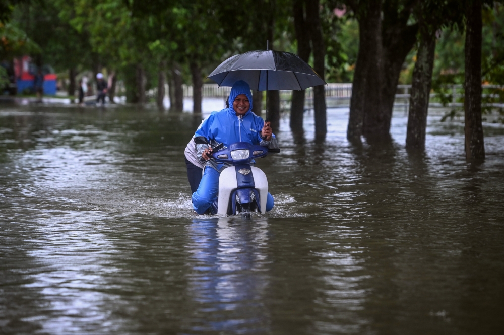 In Terengganu, the situation in flood-hit areas in the state improved, with the number of evacuees dropping to 3,581 this morning compared to 3,619 last night. ― Bernama pic