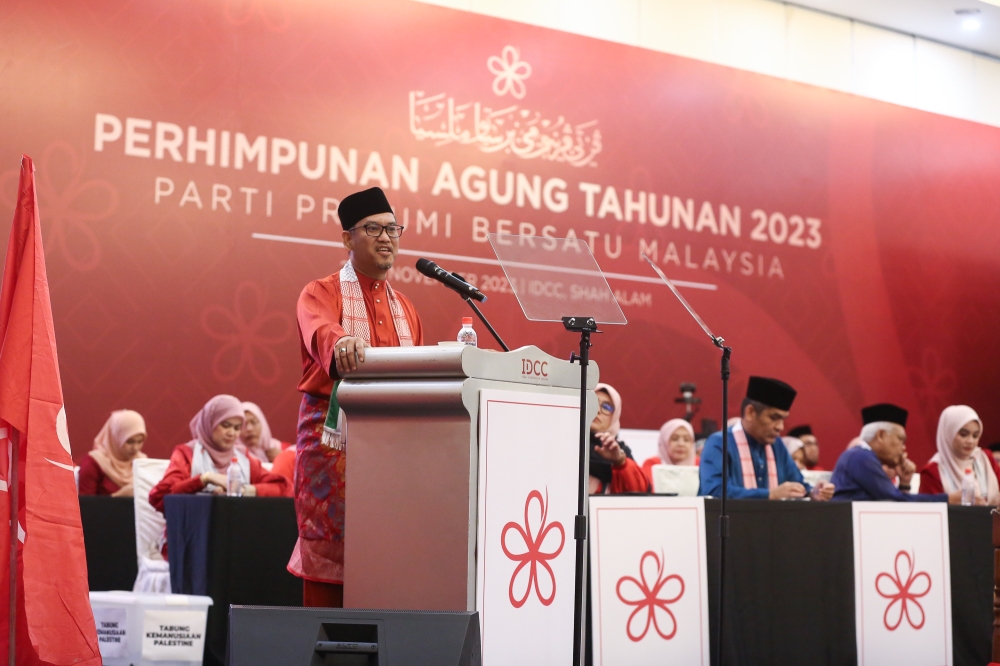 Bersatu deputy president Datuk Seri Ahmad Faizal Azumu speaks at the 2023 Srikandi and Armada Bersatu Annual General Assembly at IDCC in Shah Alam November 23, 2023. ― Picture by Yusof Mat Isa