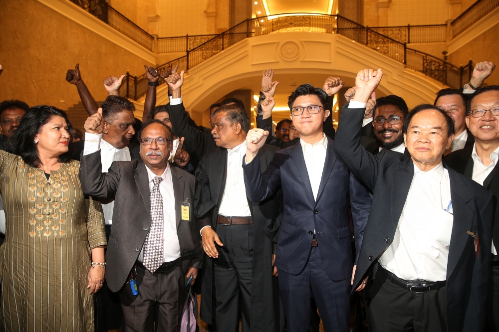 PKR vice-president and Entrepreneur Development and Cooperatives Deputy Minister Saraswathy Kandasami (left) and MCA secretary-general Datuk Chong Sin Woon (second from right) take a group picture at the Court of Appeal in Putrajaya November 23, 2023. ― Picture by Choo Choy May