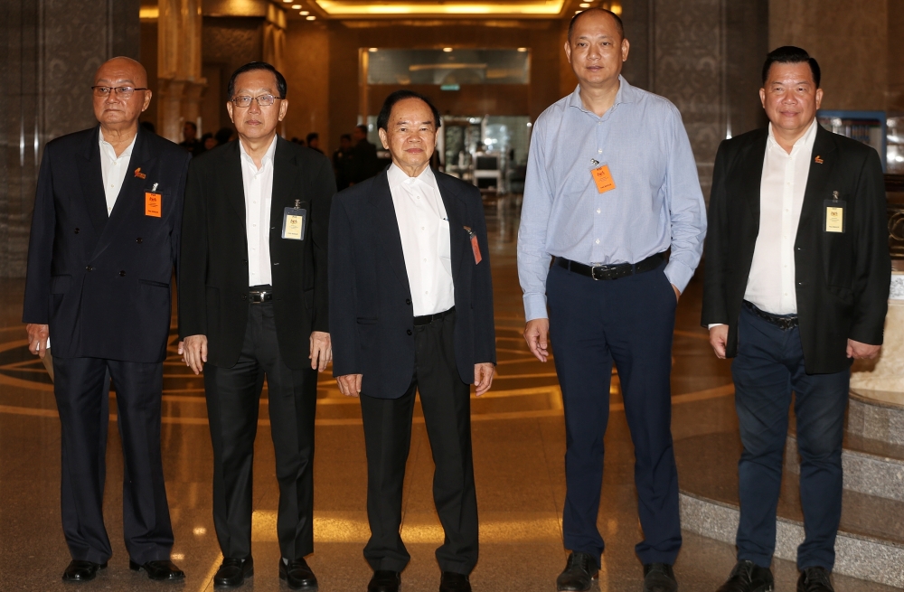 Dong Zong chairman Tan Tai Kim (centre) is seen here at the Court of Appeal in Putrajaya November 23, 2023. ― Picture by Choo Choy May