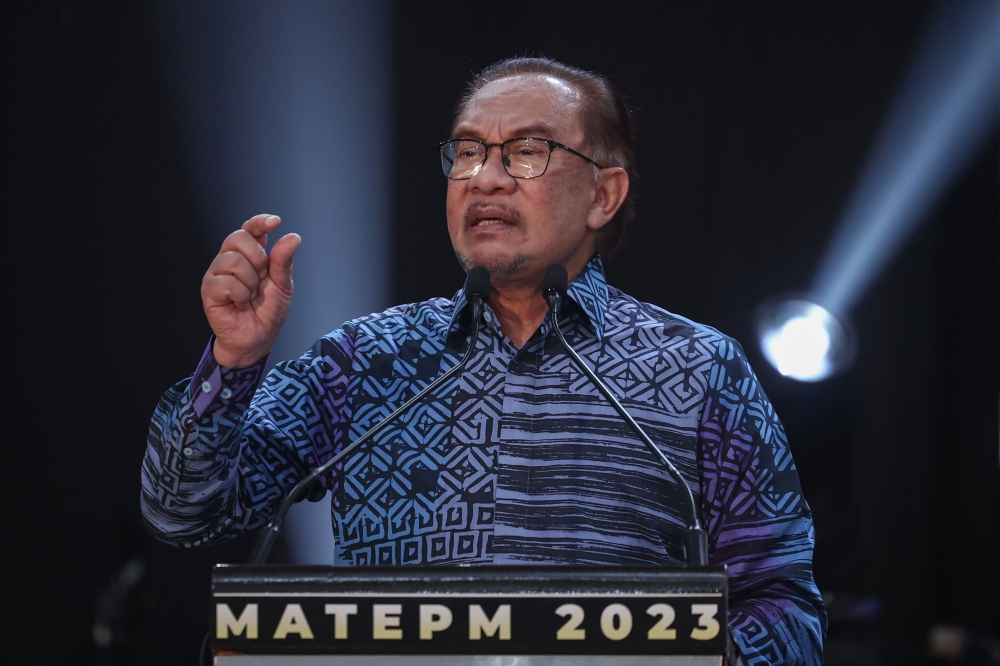 Prime Minister Datuk Seri Anwar Ibrahim at the launch of the Prime Minister’s Gold Hand Award (MATEPM) and Skilled Person Award ceremony at the Shah Alam Convention Centre. — Bernama pic