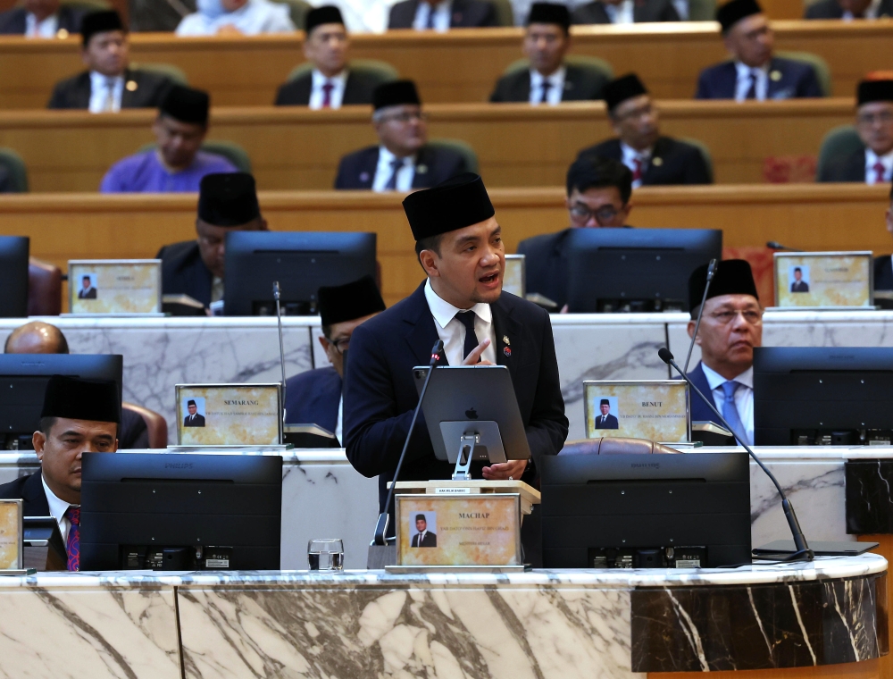 Johor Menteri Besar Datuk Onn Hafiz Ghazi tabling the Johor Budget 2024 at the state legislative assembly. — Bernama pic