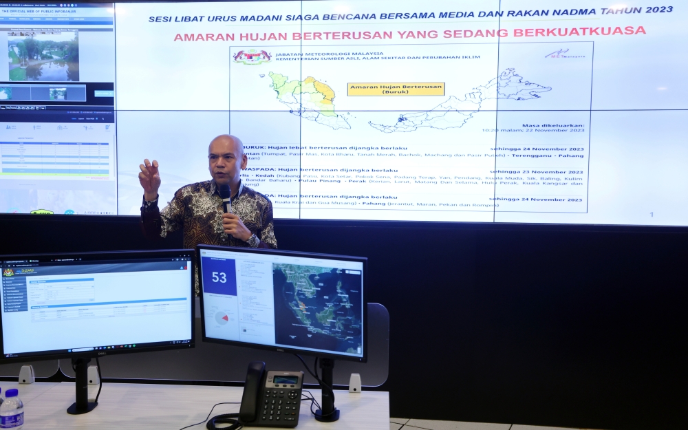 Minister in the Prime Minister’s Department (Sabah, Sarawak Affairs and Special Functions) Datuk Armizan Mohd Ali speaks during a disaster engagement session with the media and National Disaster Management Agency (Nadma) at SMART headquarters, Pulau Meranti, November 23, 2023. — Bernama pic 
