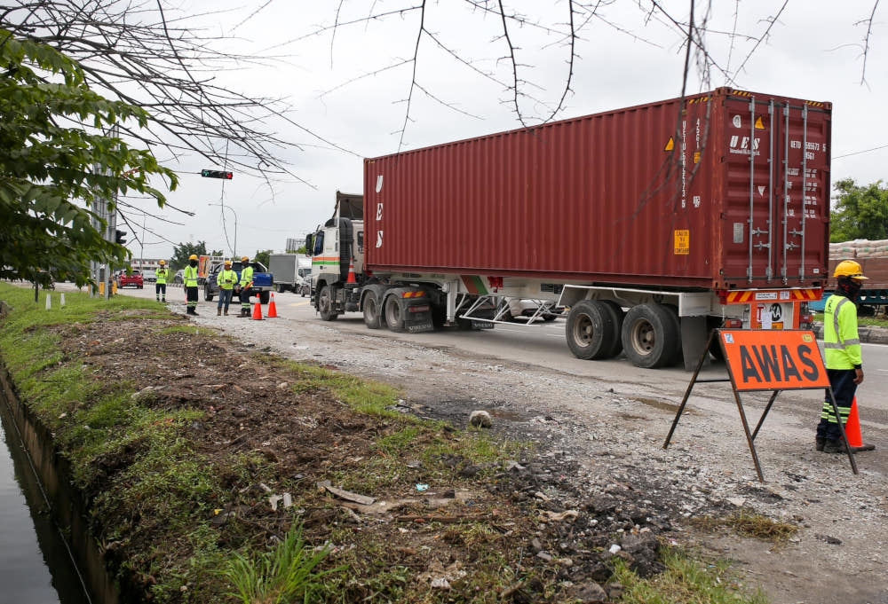 The ministry said this year, a total of RM16.349 million has been allocated for the periodic maintenance of pavement and non-pavement as well as bridge, streetlight and traffic light maintenance on federal roads in the Klang district. — Picture from Facebook/Alexander Nanta Linggi    