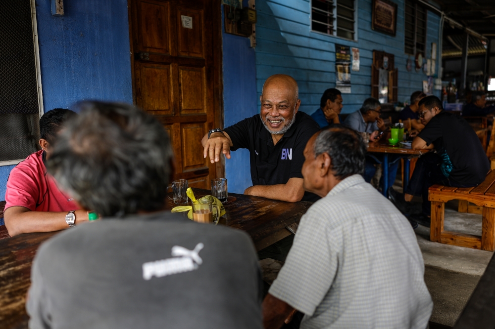 BN candidate former Chief of Defence Force Gen (Rtd) Tan Sri Raja Mohamed Affandi Raja Mohamed Noor campaigns in Kijal town, Kemaman, November 23, 2023. — Bernama pic   