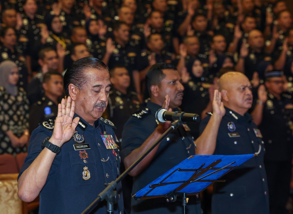 Inspector-General of Police Tan Sri Razarudin Husain leads the reading of the corruption-free pledge at a ceremony on rejecting corruption and launching of 3C Regulations in conjunction with the 2023 Integrity Month at the Royal Malaysia Police College in Cheras, November 23, 2023. — Bernama pic
