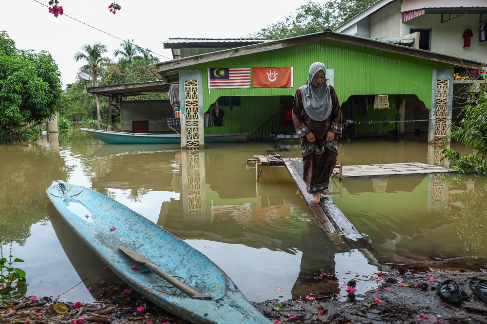 Homes in Kampung Tersang, Rantau Panjang were flooded due to the overflowing of the Golok River, November 23, 2023. — Bernama pic 