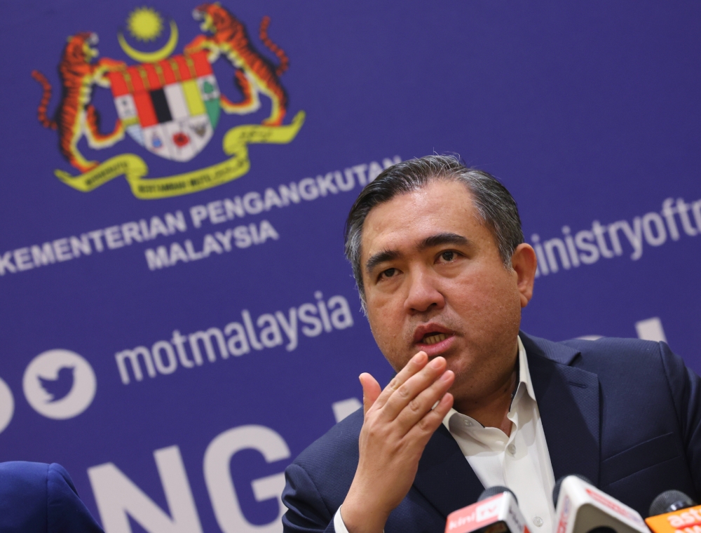 Transport Minister Anthony Loke says the contribution is his commitment as a minister and it will be channelled throughout this term to assist the Chinese community in Terengganu. ― Bernama pic