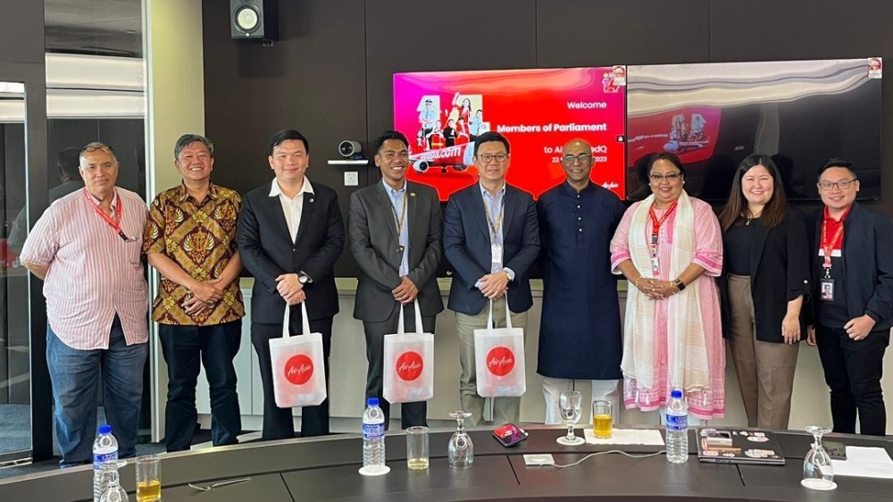 (From third, left) Chiew, Mordi, Ling, Bo Lingam and other top executives from AirAsia pose for an album during the courtesy call. ― Borneo Post pic