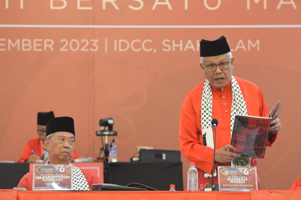 Bersatu president Tan Sri Muhyiddin Yassin with the party’s secretary-general Datuk Seri Hamzah Zainudin at the Bersatu AGM in IDCC Shah Alam, November 24, 2023. — Picture by Miera Zulyana