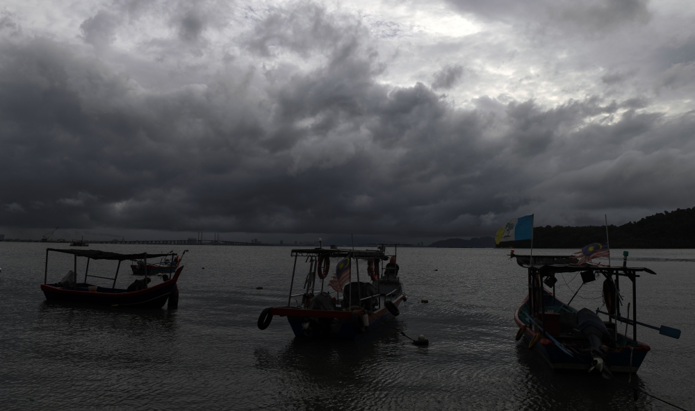 Fishing boats stranded on the seashore near Queensbay Bayan Lepas Beach due to cloudy weather, November 24, 2023. MetMalaysia also issued continuous rain warning for all districts in Perlis, Kedah, and Penang. — Bernama pic  