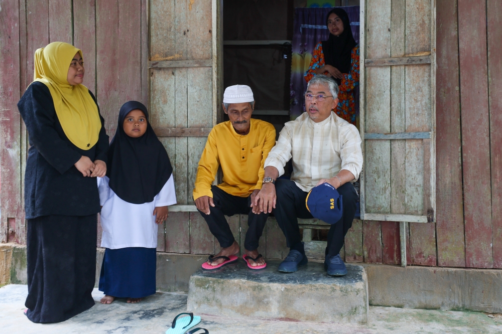 Yang di-Pertuan Agong Al-Sultan Abdullah Ri’ayatuddin Al-Mustafa Billah Shah visits the home a JKM aid recipient Kampung Kuala Sat in Jerantut, November 24, 2023. — Bernama pic   