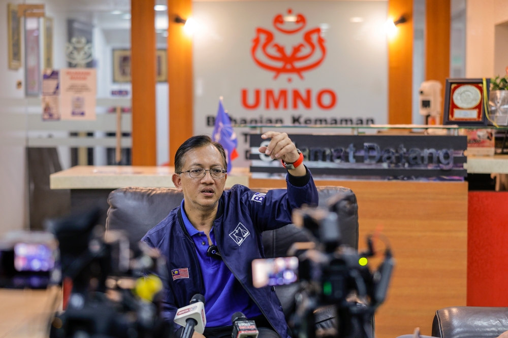 Kemaman Umno division media chairman and former Air Putih assemblyman Wan Abdul Hakim Wan Mokhtar said that voters would lose out if they chose a leader whose other commitments would stop them from dedicating their full time to serving them. — Bernama pic 